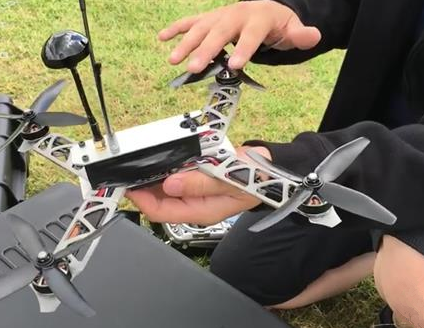 3D打印無人機來啦如今，3D打印技術(shù)正“無孔不入”地滲透到人們的生活中，3D打印機幾乎可應用于市場各細分行業(yè)。在無人機制造領(lǐng)域中，相對傳統(tǒng)制造，3D打印無人機有著不可比擬的優(yōu)勢，3D打印機正以自身獨特(圖1)